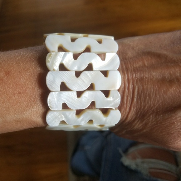 Jewelry - MOTHER OF PEARL STRETCH BRACLET